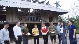 Lãnh đạo HĐND tỉnh thăm, hỗ trợ người dân bị thiệt hại do dông lốc