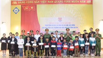 Trường Đại học Cảnh sát nhân dân tặng quà học sinh, trường học trên địa bàn phường Sa Pa