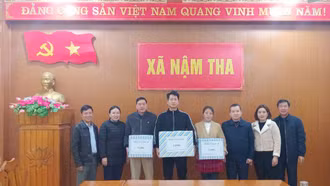 Lãnh đạo Ban Dân vận Tỉnh ủy thăm, tặng quà tại huyện Văn Bàn nhân dịp Giáng sinh 