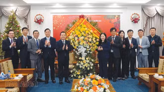 Phó Chủ tịch UBND tỉnh Vũ Thị Hiền Hạnh chúc mừng Tòa Giám mục Giáo phận Hưng Hoá, Sơn Tây và Tổng hội thánh Tin Lành Việt Nam (miền Bắc)