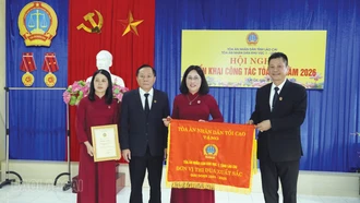 Thừa ủy quyền, đồng chí Lê Thái Hưng - Chánh án Tòa án nhân dân tỉnh Lào Cai trao chứng nhận điển hình tiên tiến ngành tòa án và cờ “Cờ thi đua Tòa án nhân dân” cho Tòa án nhân dân khu vực 1 - Lào Cai giai đoạn 2020 - 2025.