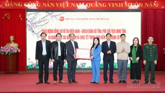 Phó Chủ tịch UBND tỉnh Vũ Thị Hiền Hạnh thăm, chúc Tết một số đơn vị