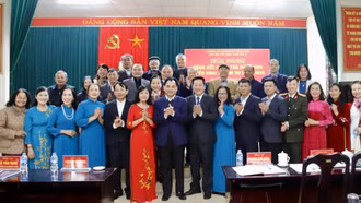 Bí thư Tỉnh ủy chụp ảnh lưu niệm cùng chi bộ.