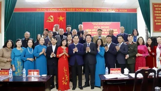 Bí thư Tỉnh ủy chụp ảnh lưu niệm cùng chi bộ.