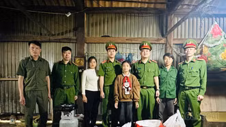 Công an xã Mỏ Vàng trao hỗ trợ học sinh có hoàn cảnh khó khăn 