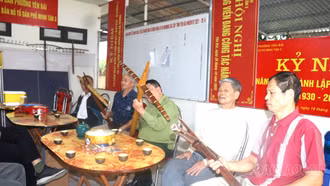 Các thành viên Câu lạc bộ Minh Tân 3 hội họp, trao đổi kinh nghiệm, kỹ thuật và nét văn hoá đặc sắc của môn thể thao truyền thống bắn nỏ