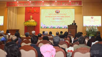 Phường Cam Đường tổ chức lễ trao Huy hiệu Đảng cho 62 đảng viên