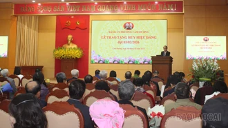 Phường Cam Đường tổ chức lễ trao Huy hiệu Đảng cho 62 đảng viên