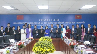 Giao lưu các cơ quan báo chí truyền thông tỉnh Lào Cai (Việt Nam) và châu Hồng Hà, tỉnh Vân Nam (Trung Quốc)