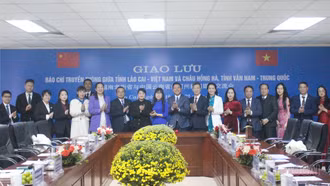 Giao lưu các cơ quan báo chí truyền thông tỉnh Lào Cai (Việt Nam) và châu Hồng Hà, tỉnh Vân Nam (Trung Quốc)