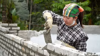 Những phụ nữ "mắt thợ - tay nghề” trên công trường xây dựng