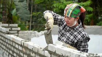 Những phụ nữ "mắt thợ - tay nghề” trên công trường xây dựng
