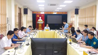 Phó Trưởng đoàn ĐBQH chuyên trách phụ trách Đoàn ĐBQH tỉnh Sùng A Lềnh làm việc tại xã Văn Chấn