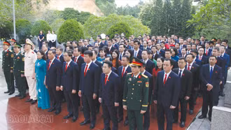 Đoàn đại biểu Đảng bộ tỉnh Lào Cai dâng hương tưởng niệm Chủ tịch Hồ Chí Minh và các anh hùng liệt sĩ