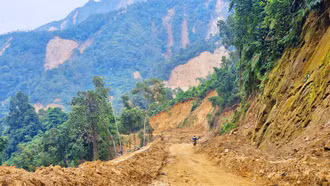 [Ảnh] Gian nan đường đến xã A Lù, A Mú Sung sau bão lũ