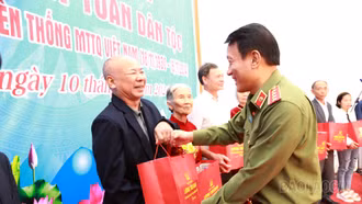 Bộ trưởng Bộ Công an Lương Tam Quang dự Ngày hội Đại đoàn kết toàn dân tộc tại xã Bản Phiệt