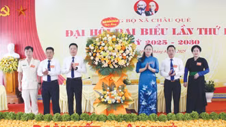 Phó Bí thư Tỉnh uỷ, Chủ tịch Ủy ban MTTQ tỉnh Giàng Thị Dung dự và chỉ đạo Đại hội Đảng bộ xã Châu Quế