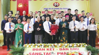 Đồng chí Giàng Thị Dung, Phó Bí thư Tỉnh uỷ tặng hoa chúc mừng Ban Chấp hành.