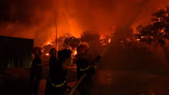 Nỗ lực dập tắt vụ cháy tại Cụm công nghiệp Âu Lâu