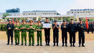 Bộ Tư lệnh Cảnh sát cơ động thăm, tặng quà cán bộ, chiến sĩ tham gia tập luyện diễu binh, diễu hành tại Lào Cai