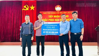 Đồng chí Ngô Quang Vinh – Giám đốc Công ty TNHH Một thành viên Petrolimex Lào Cai trao kinh phí hỗ trợ.
