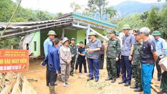 Phó Thủ tướng Chính phủ Trần Hồng Hà và đoàn công tác kiểm tra công tác khắc phục thiệt hại cơn bão số 10 tại xã Việt Hồng