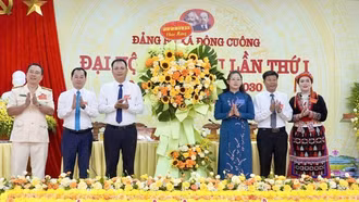 Phó Bí thư Tỉnh ủy, Chủ tịch Ủy ban Mặt trận Tổ quốc Việt Nam tỉnh Giàng Thị Dung dự Đại hội đại biểu Đảng bộ xã Đông Cuông