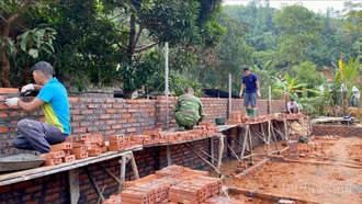 Việt Hồng "thần tốc" dựng lại nhà cho Nhân dân