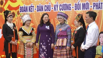 Đồng chí Giàng Thị Dung, Phó Bí thư Tỉnh ủy, Chủ tịch Ủy ban MTTQ tỉnh nắm tình hình tư tưởng nhân dân xã tại Tân Hợp.