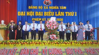 Đồng chí Lý Bình Minh, Phó Chủ tịch HĐND tỉnh tặng hoa chúc mừng Đại hội.