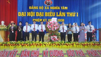 Đồng chí Lý Bình Minh, Phó Chủ tịch HĐND tỉnh tặng hoa chúc mừng Đại hội.