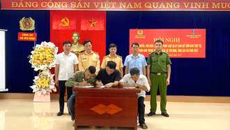 Yên Bình tuyên truyền, ký cam kết đảm bảo trật tự an toàn giao thông năm 2025