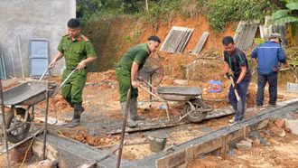 Công an xã Bát Xát khởi công xây nhà cho hộ nghèo