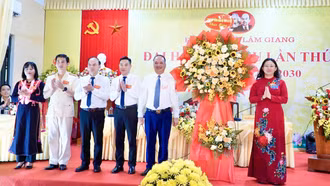 Đồng chí Giàng Thị Dung, Phó Bí thư Tỉnh ủy, Chủ tịch Ủy ban MTTQ Việt Nam tỉnh dự Đại hội Đảng bộ xã Lâm Giang