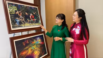 Các đại biểu tham quan triển lãm ảnh.