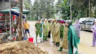 [Ảnh] Các lực lượng vũ trang tích cực hỗ trợ Nhân dân ứng phó với cơn bão số 3