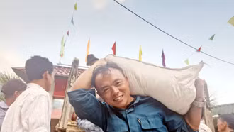 [Ảnh] Người dân A Lù xúc động nhận hàng cứu trợ của các nhà hảo tâm