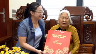 Lãnh đạo Thành ủy Lào Cai thăm, tặng quà các Mẹ Việt Nam Anh hùng nhân kỷ niệm 50 năm Ngày Giải phóng miền Nam