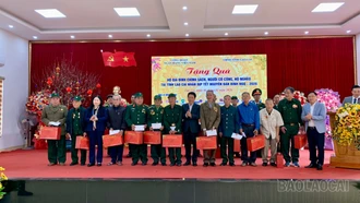 Phó Thống đốc Ngân hàng Nhà nước Việt Nam trao hỗ trợ 1.000 suất quà Tết tại tỉnh Lào Cai