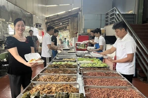 Bão lũ đi qua, tình người ở lại