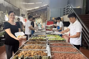 Bão lũ đi qua, tình người ở lại