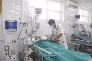 Nỗ lực cấp cứu 5 nạn nhân trong vụ sạt lở ở Làng Nủ tại Bệnh viện Đa khoa tỉnh