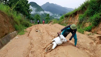[Ảnh] Chật vật lưu thông trên tuyến đường Hỏm Dưới - Lán Bò