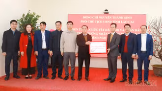 Phó Chủ tịch UBND tỉnh Nguyễn Thành Sinh thăm và tặng quà Tết tại các xã Trịnh Tường, A Mú Sung