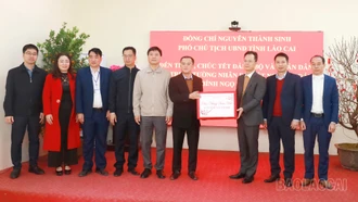 Phó Chủ tịch UBND tỉnh Nguyễn Thành Sinh thăm và tặng quà Tết tại các xã Trịnh Tường, A Mú Sung