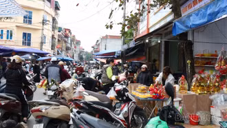 Chợ truyền thống nhộn nhịp ngày cận Tết