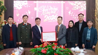 Phó Chủ tịch UBND tỉnh Nguyễn Thành Sinh thăm, tặng quà Tết một số cơ sở, doanh nghiệp