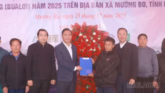 Bàn giao nhà tái định cư cho 11 hộ dân thôn Nậm Củm, xã Mường Bo