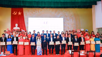 Xã Bản Hồ: Tuyên dương nhà giáo tiêu biểu và tặng thẻ BHYT cho học sinh 