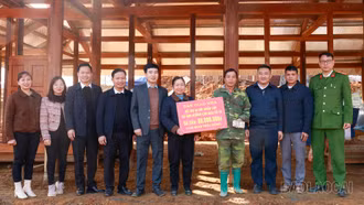 Xã Minh Lương: Bàn giao nhà ở cho các hộ phải di dời khẩn cấp do ảnh hưởng bởi hoàn lưu bão số 10